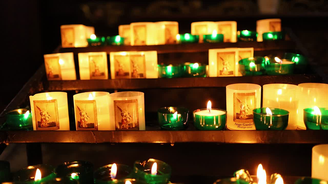 свечи мерцают в темной обстановке