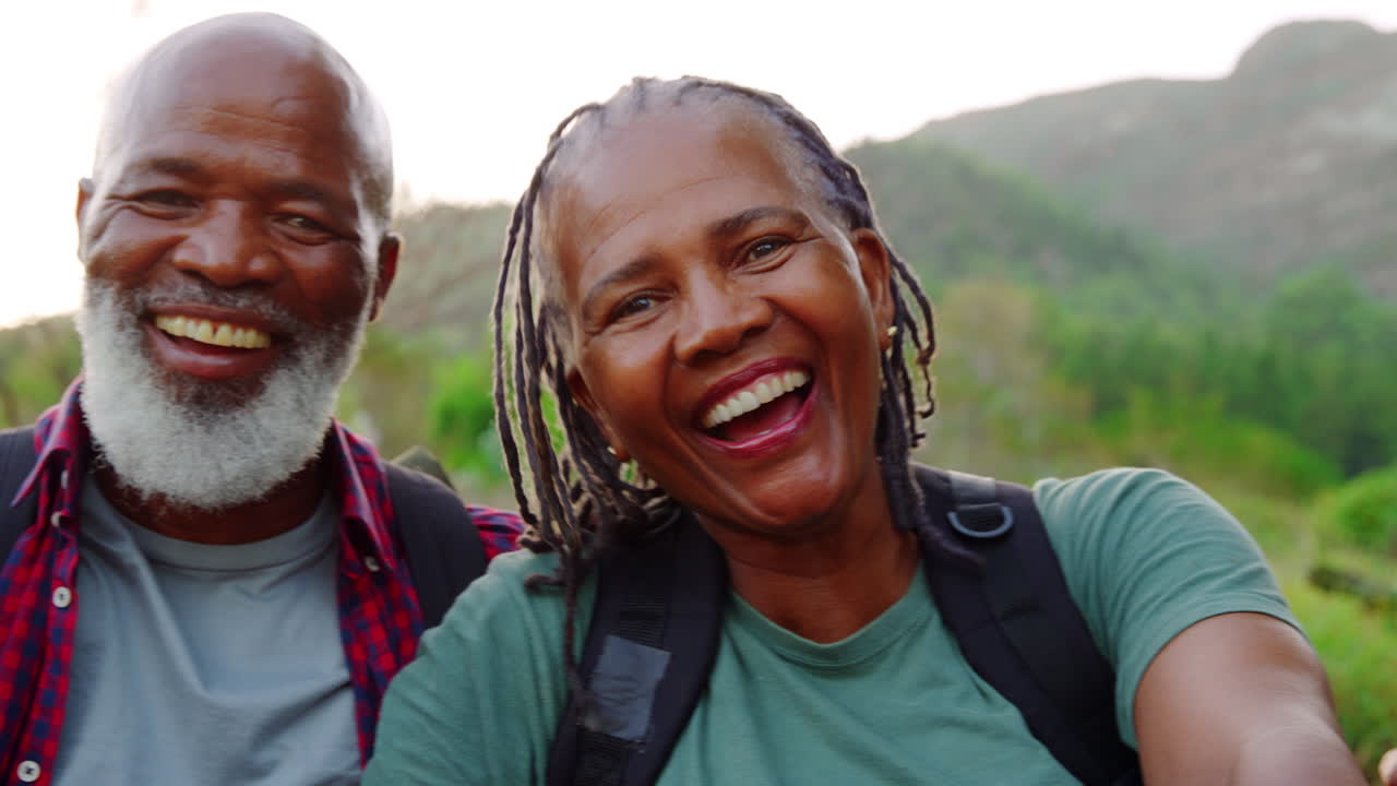 활발 한 고위 친구 들 의 초상화 는 함께 시골 을 산책 하는 휴식 을 하고 앉아 있다