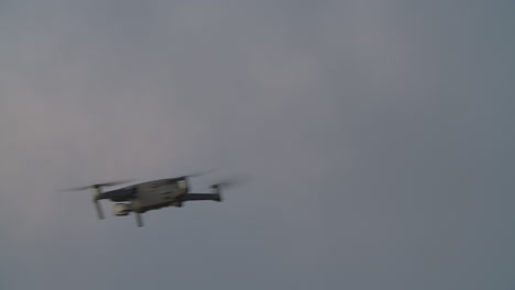cuadrocóptero volando contra el cielo nocturno