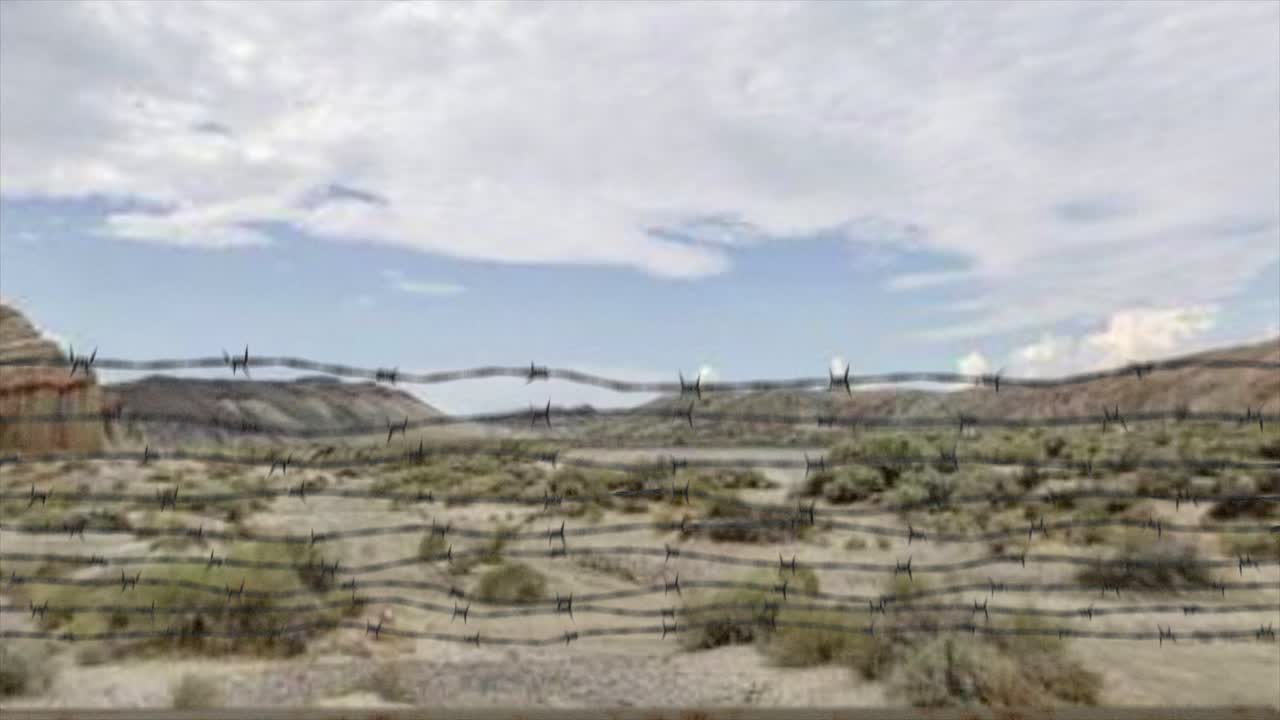 alta calidad 3d cgi revelan disparo que se eleva sobre una valla de cadena en el área 51 instalación militar en una escena del desierto, con un helicóptero black hawk uh60 volando por encima y en la distancia