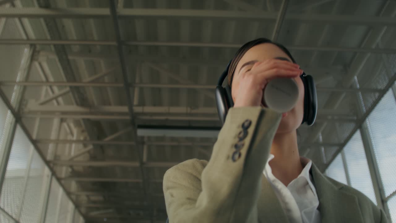 커피와 헤드폰을 들고 출퇴근하는 사업가