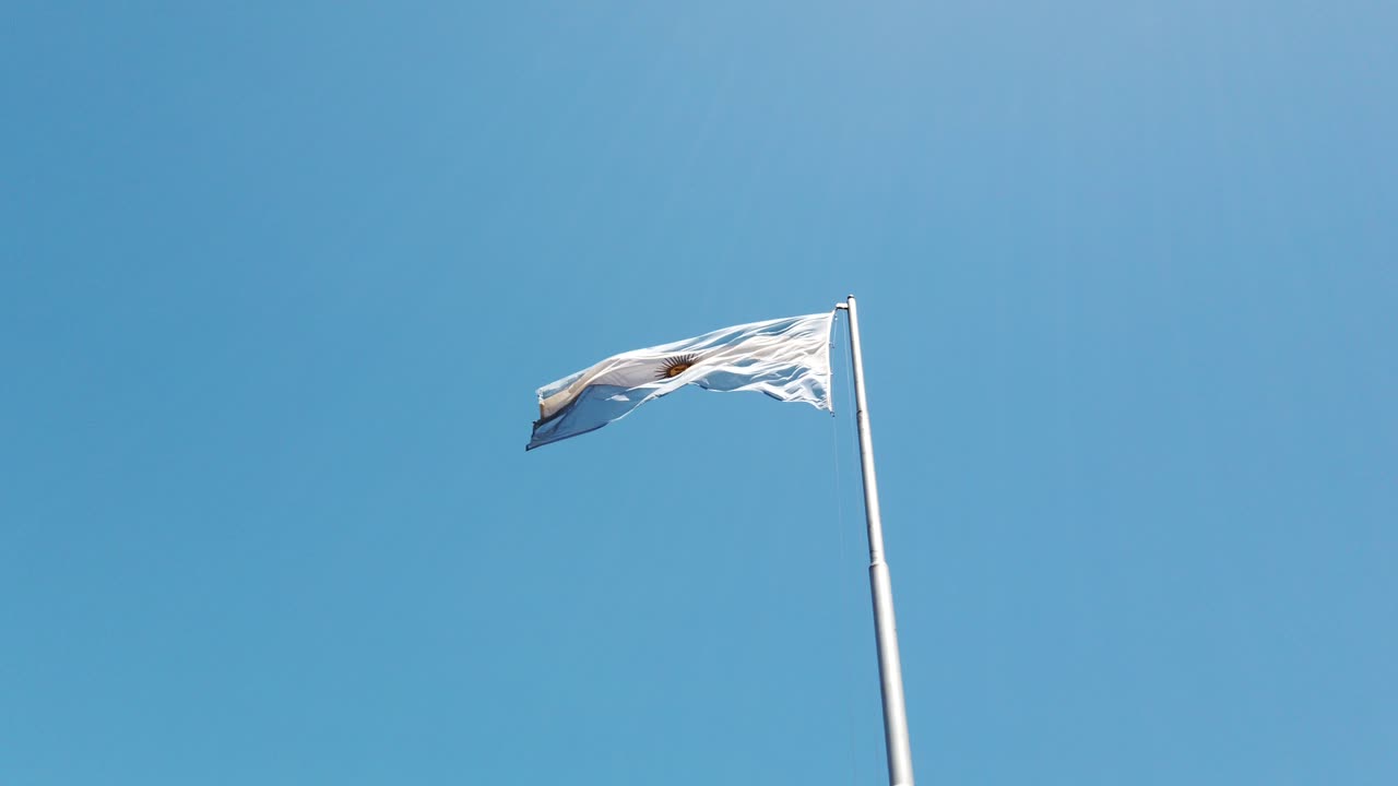 la bandera nacional de argentina ondeando sobre el cielo azul nacional en américa del sur