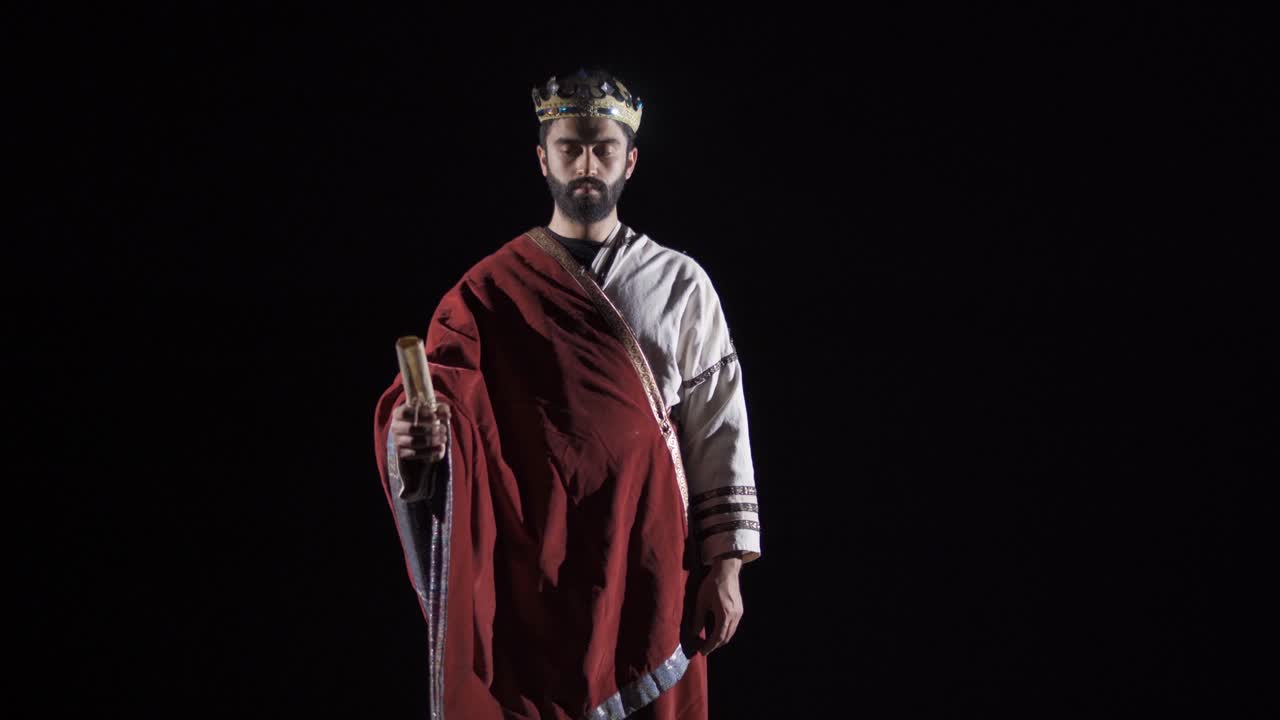 rey de roma en la antigüedad. fondo negro.