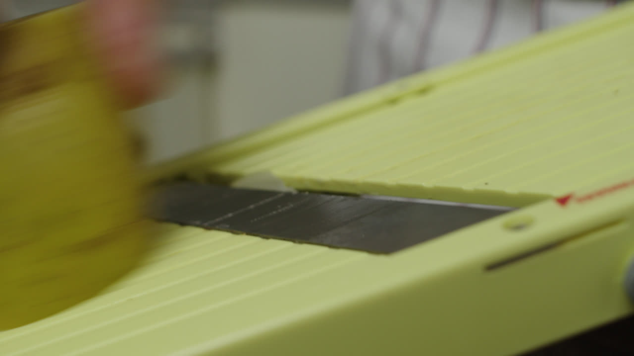 virutas de patatas en mandolina