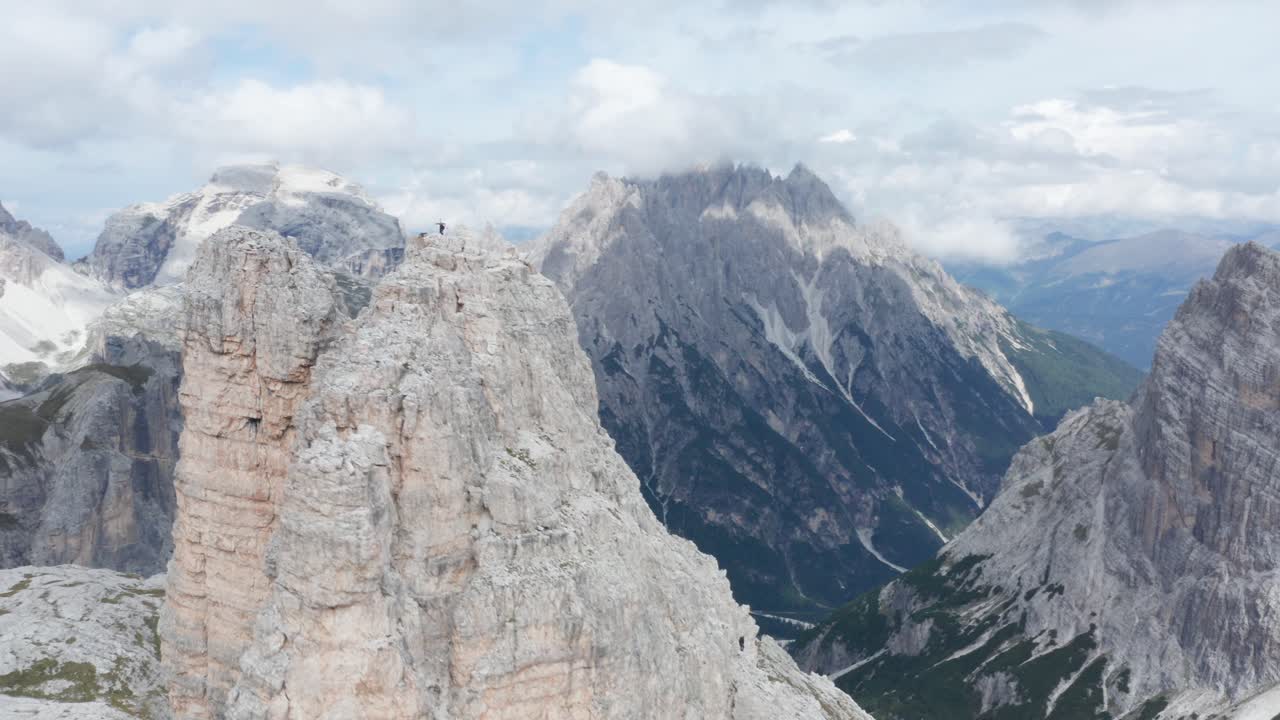 Escursionista sulla cima dell'aspra Torre di Toblin, Dolomiti