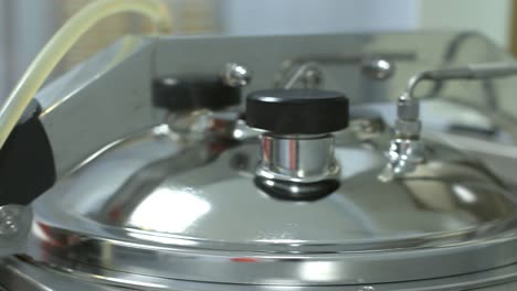 tanque presurizado para líquido con tubo de goma. proceso de fabricación de medicamentos