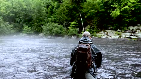 Ein-Fliegenfischer,-Der-Auf-Einem-Fluss-Fischt