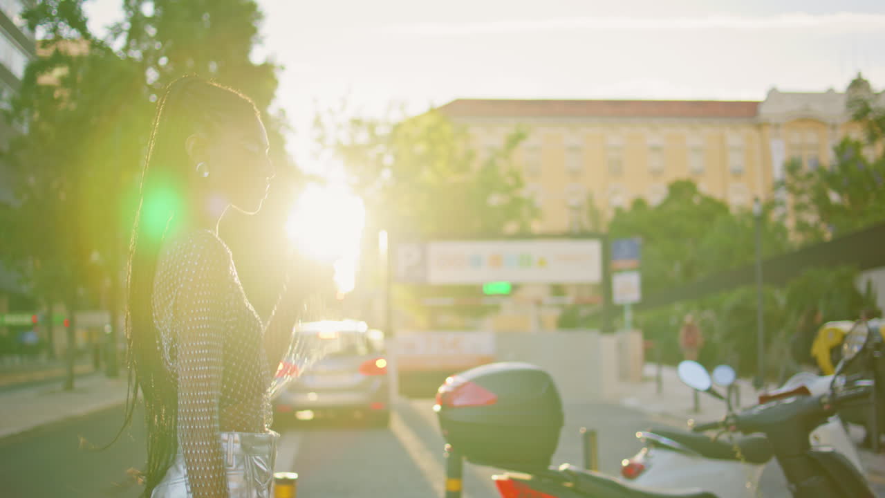 빛에 가게 거리를 고 있는 패션 여성. 길을 가로지르는 소녀