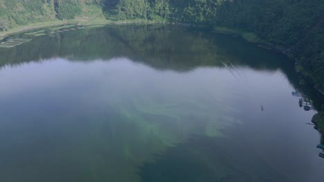 Lago-En-Una-Gran-Cuenca-De-Montañas