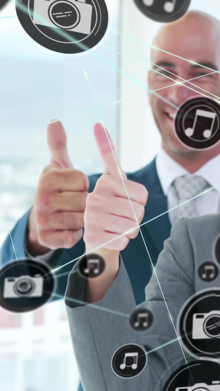 Video verticale: Trio di professionisti che fanno il pollice in su mentre appaiono icone multimediali che formano una rete per una dimostrazione.