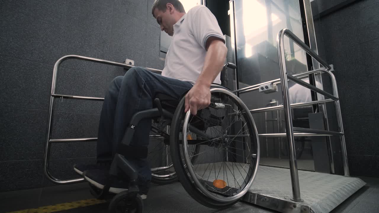 ascensor especial para la persona con una discapacidad física. un hombre en silla de ruedas utiliza un ascensor especial