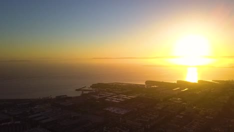 Luftschwenk-Nach-Rechts,-Um-Die-Innenstadt-Von-San-Francisco-Während-Des-Sonnenaufgangs-Zu-Enthüllen---4k