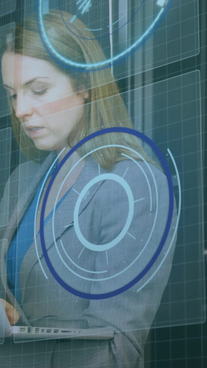 Animazione di scansione mirino, elaborazione dati su un uomo e una donna caucasici dell'IT che riparano un server informatico.
