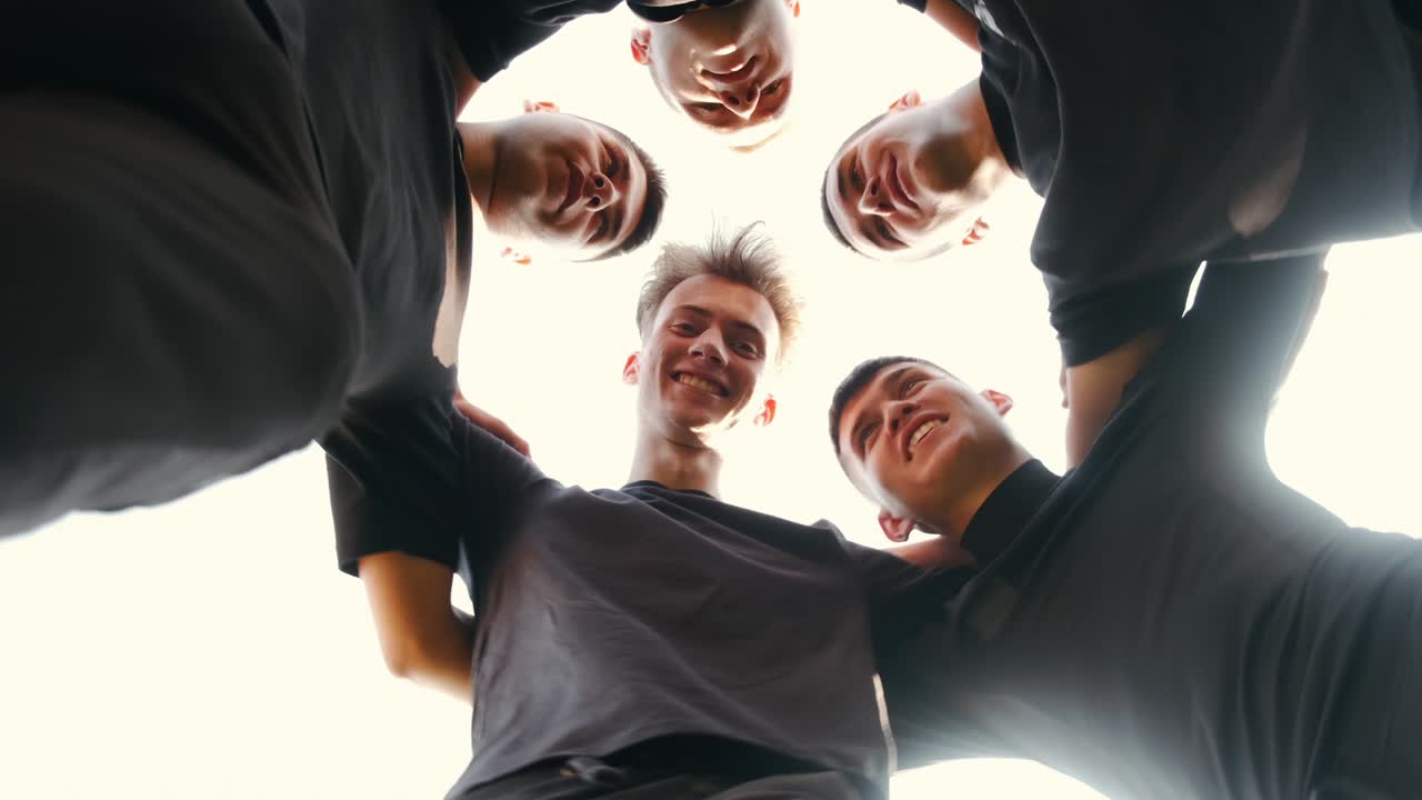 축구 모임 의 중심 에 있는 땅 에서 쳐다보는 것