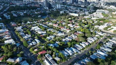 Establishing-push-in-and-pan-up-drone-shot-of-Brisbane-City,-Milton-and-Auchenflower