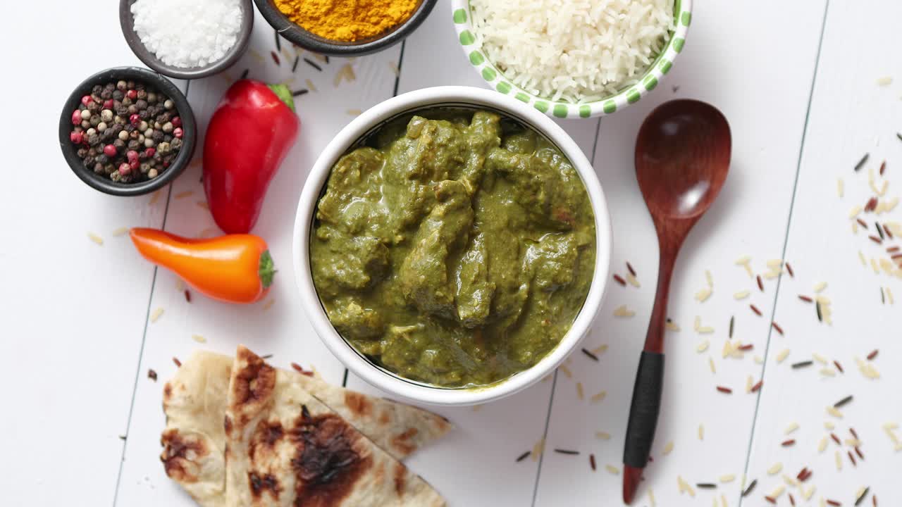 curry tradicional de pollo korai del sur de la india con menta y cilantro