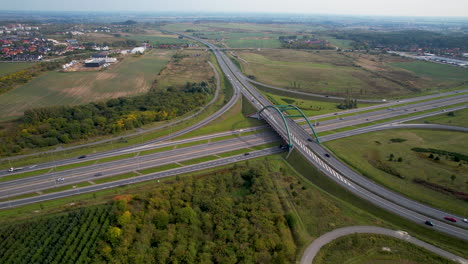 Schnellstraße-S6-Durch-Die-Ländliche-Landschaft-Von-Straszyn-In-Nordpolen---Luftbahnaufnahme