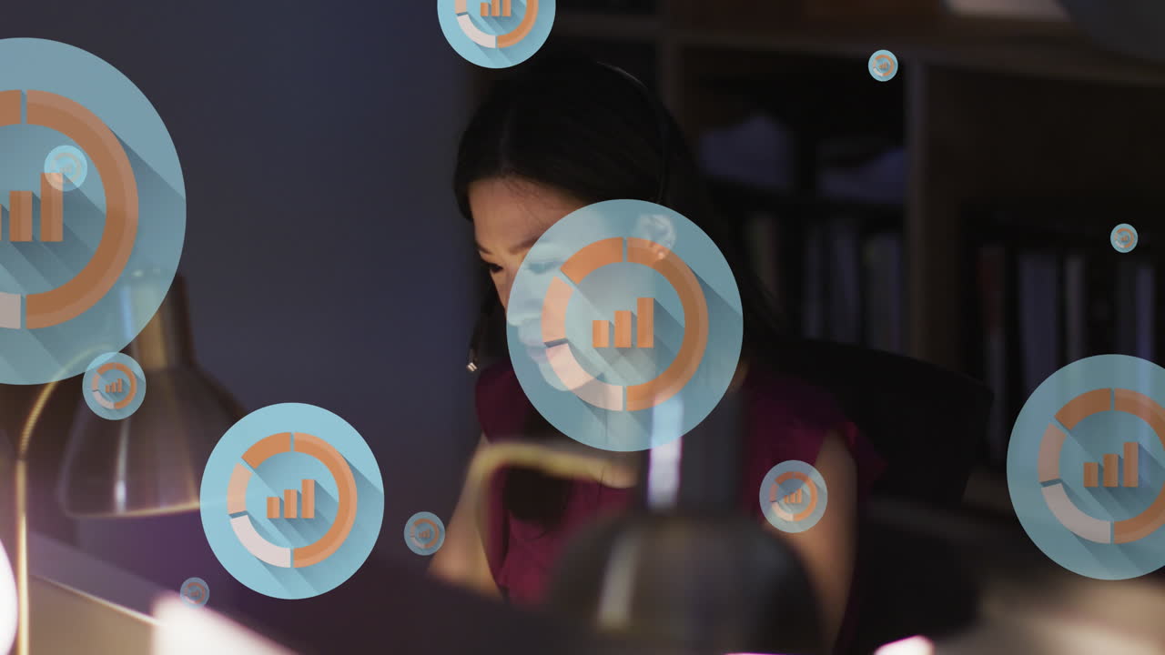 animación de múltiples iconos gráficos sobre mujer asiática discutiendo durante una llamada de video en portátil