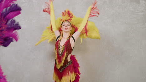 bailarines de cabaret actuando con coloridos vestidos con plumas