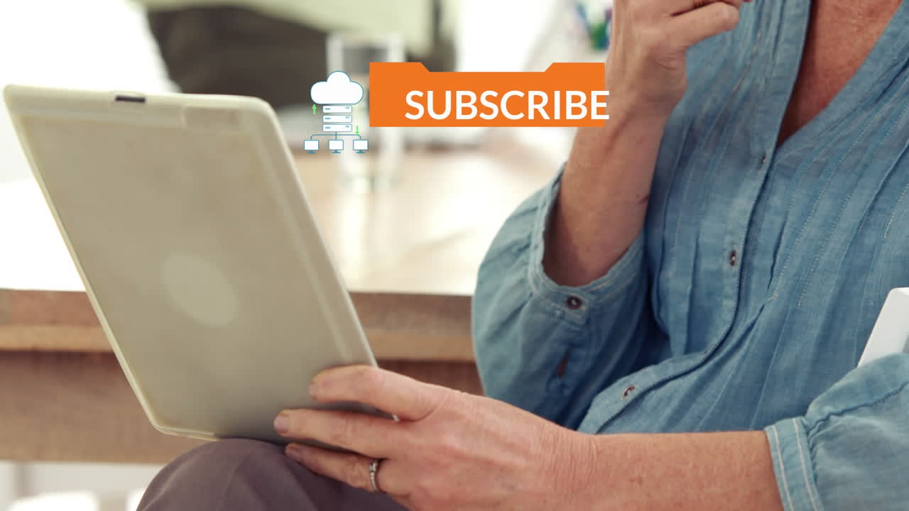 animação de subscrever e nuvem sobre as mãos de mulher caucasiana usando tablet