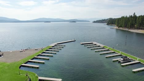 Antenne-Eines-Bootsdockhafens-über-See-Mit-Bergen-Im-Hintergrund