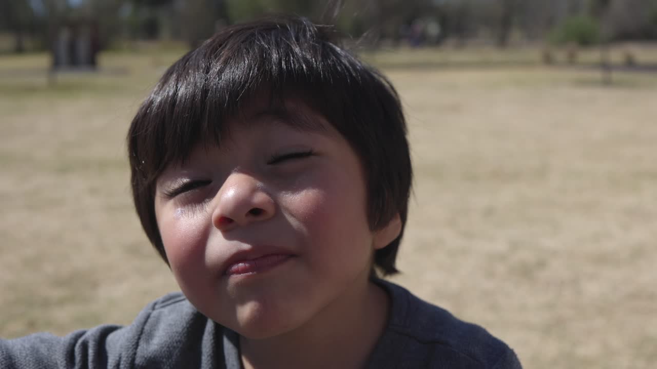madre aplicando protector solar a su bebé hijo, en el parque