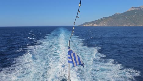 bandera griega en un barco en el mar egeo