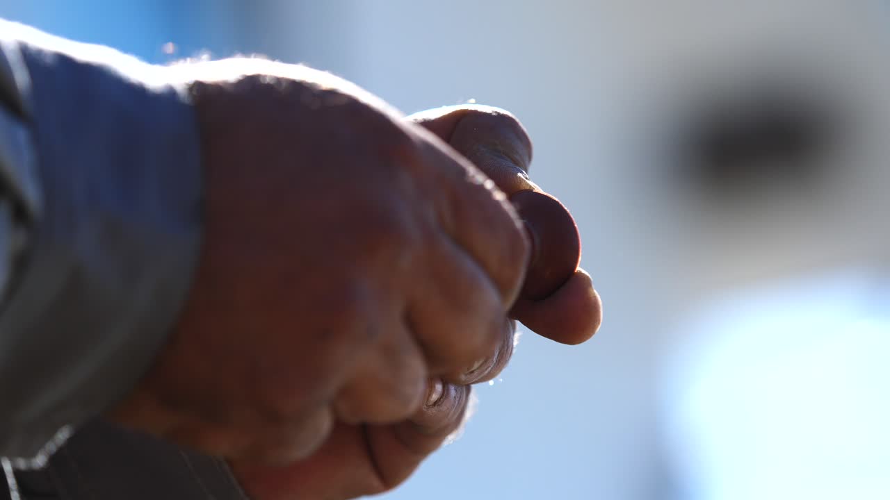 스크류를 들고 있는 손의 클로즈업