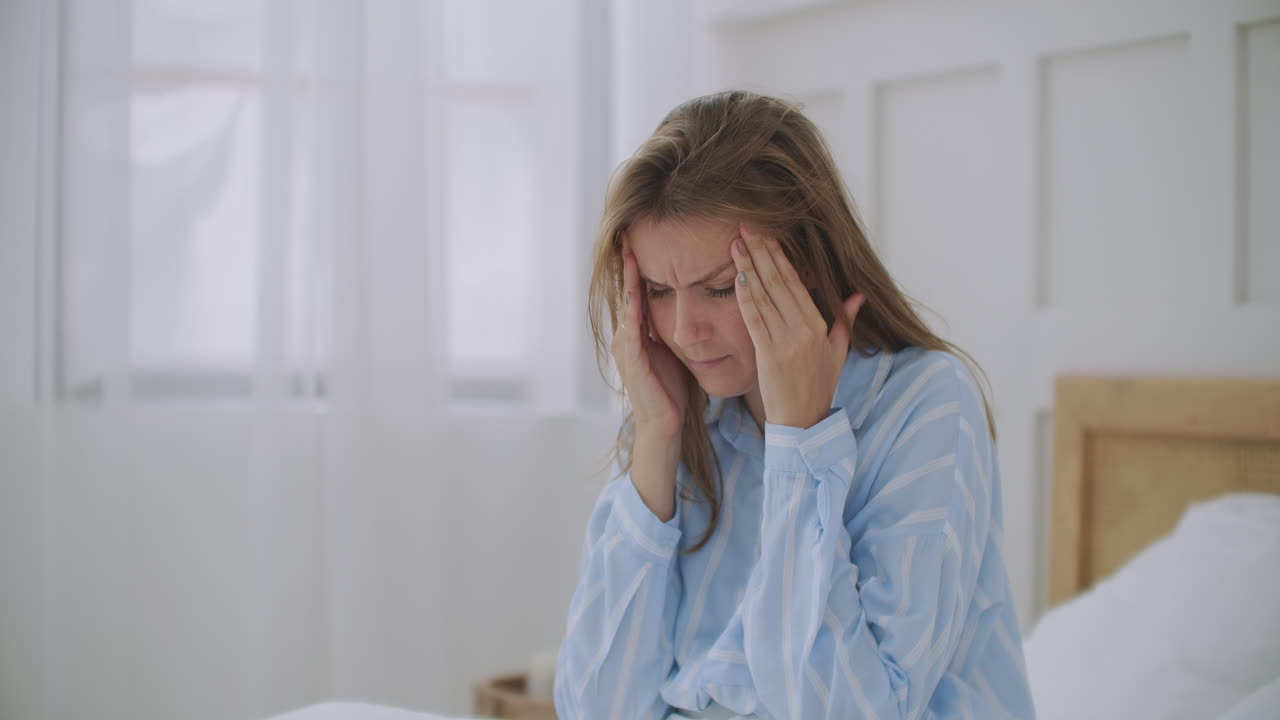 mujer sosteniendo la cabeza. mujer con dolor de cabeza en casa. mujer con dolor de cabeza. mi cabeza parece que va a explotar