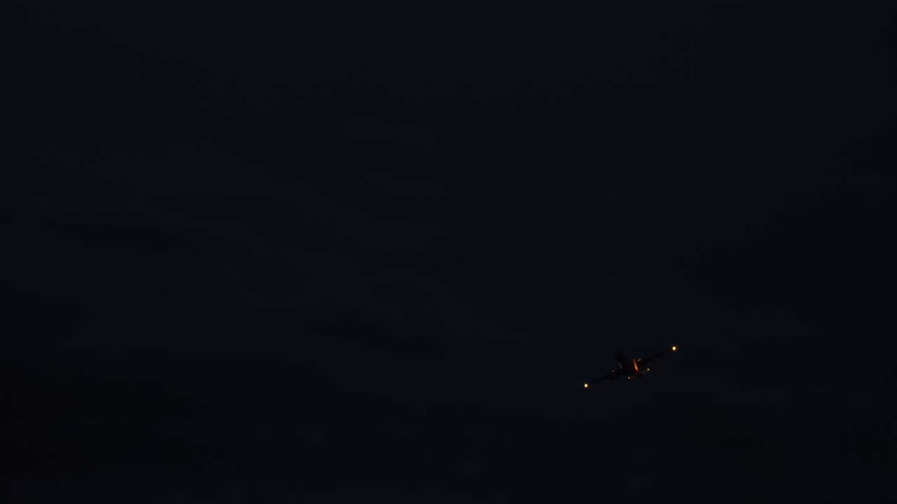 밤 하늘 에서 상승 하는 여객기