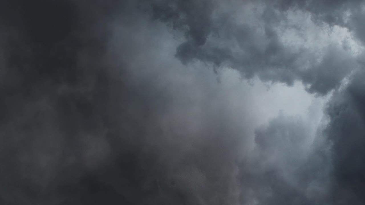 viaje en nubes gruesas en el cielo y tormentas eléctricas