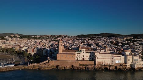 Iglesia-De-San-Bartolomé-Y-Santa-Tecla-Al-Amanecer,-Ciudad-De-Sitges