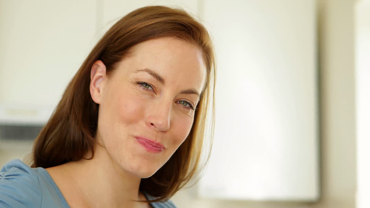 mujer bonita comiendo una ensalada de frutas sonriendo a la cámara