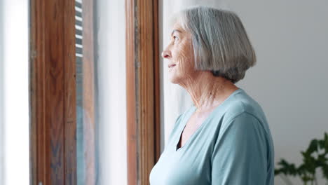 Ältere-Frau,-Fenster-Und-Denken-Mit-Erinnerung