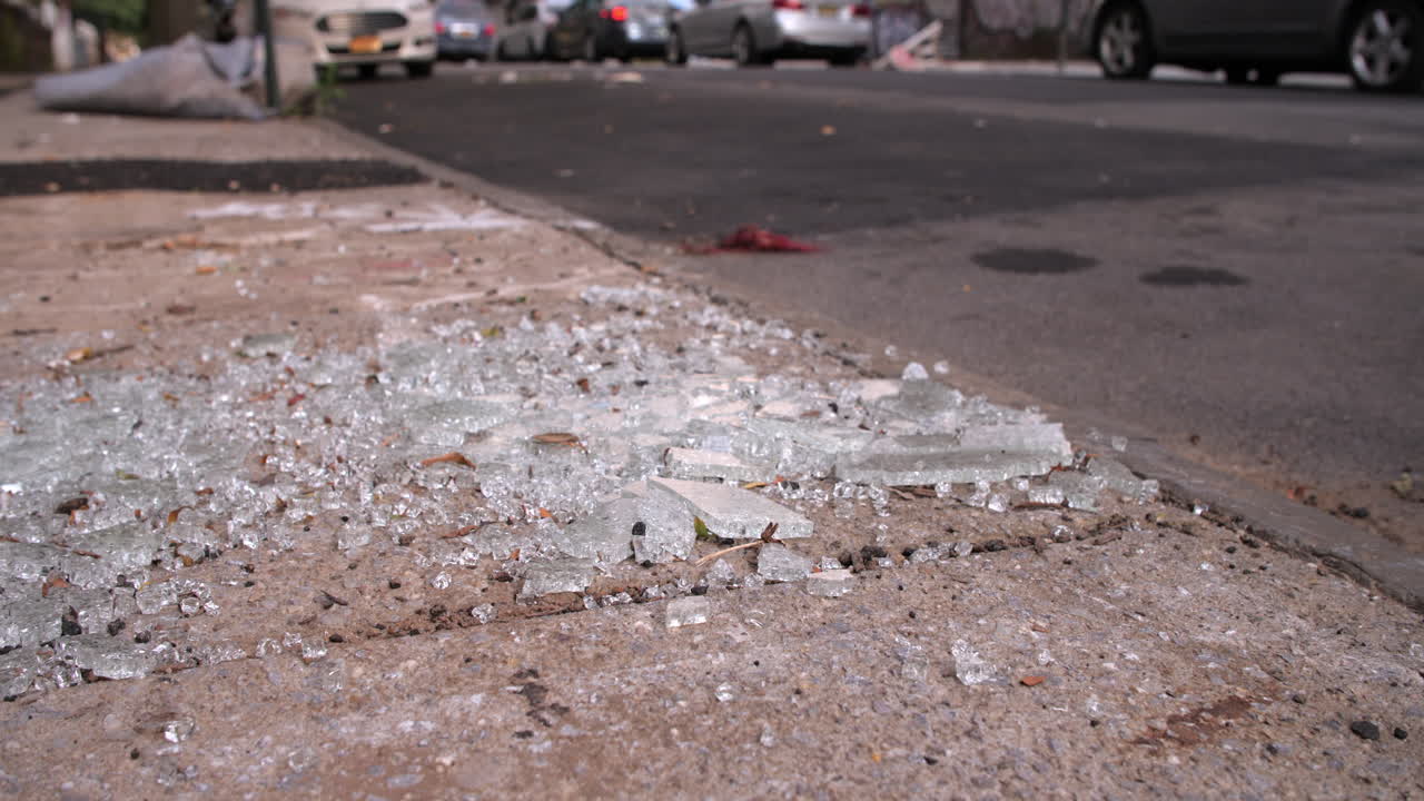 도시 거리에 부서진 유리의 슬라이더 샷