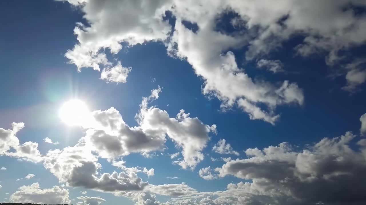 Un video sereno di nuvole soffici su un cielo blu brillante, catturato da una bassa angolazione, desktop live