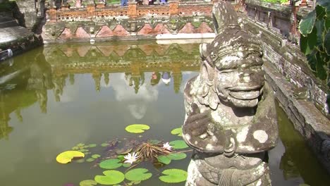 Estatua-En-El-Pabellón-De-Kertha-Gosa-En-Bali,-Indonesia