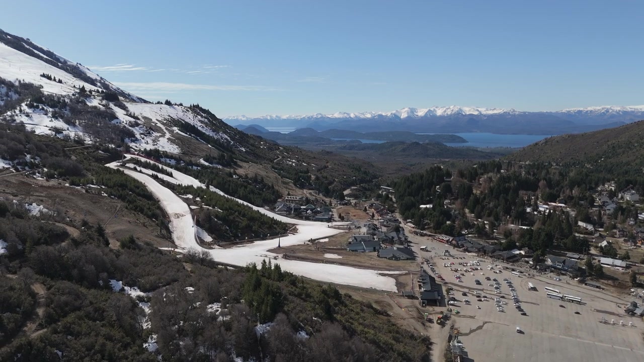 And Dağları manzarası içinde karla kaplı yamaçlara sahip Bariloche kayak merkezinin panoramik havadan görünümü. Arjantin