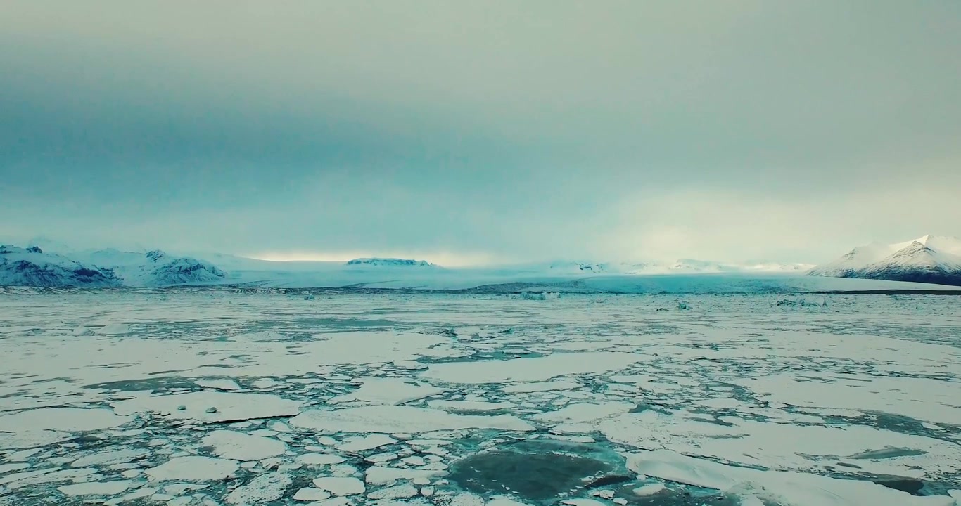 Una veduta aerea di Jökulsárlón con il ghiaccio che si scioglie dal ghiacciaio e finisce nel mare sottostante a causa del riscaldamento globale