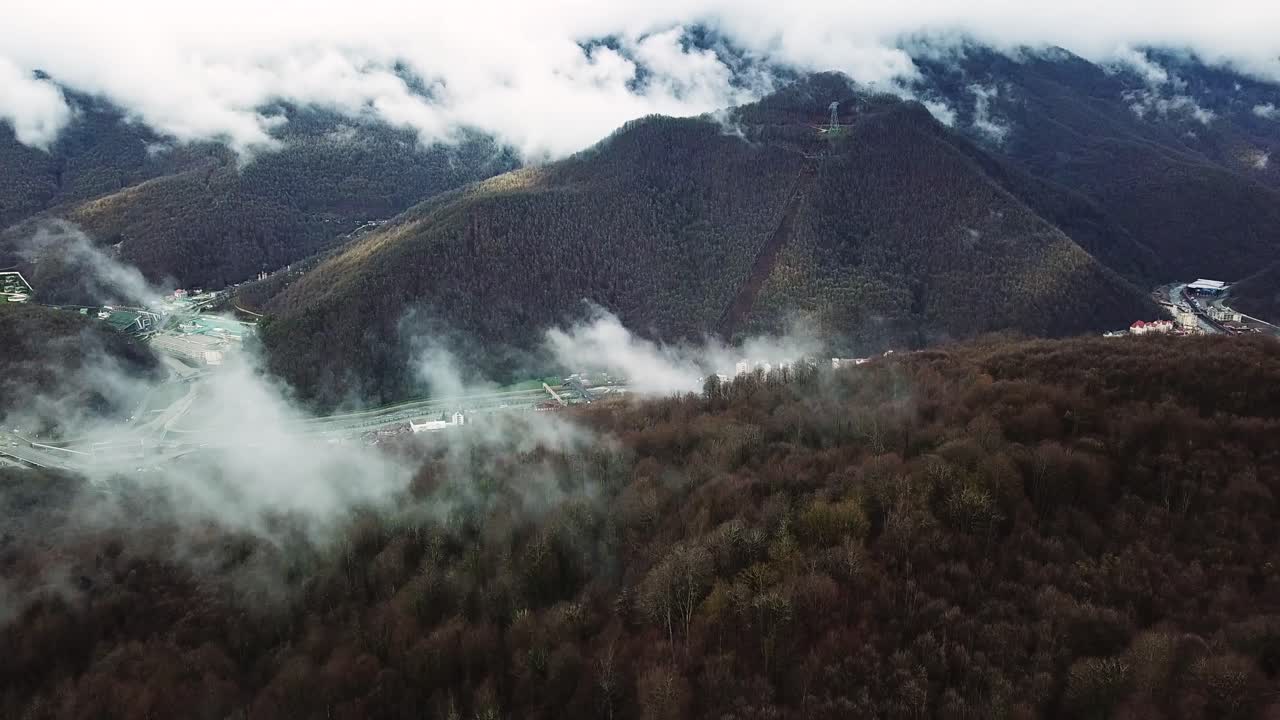 vista aérea del valle de la montaña brumosa