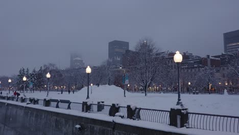 Vista-De-La-Ciudad-De-Niebla-De-Invierno-Con-Farolas