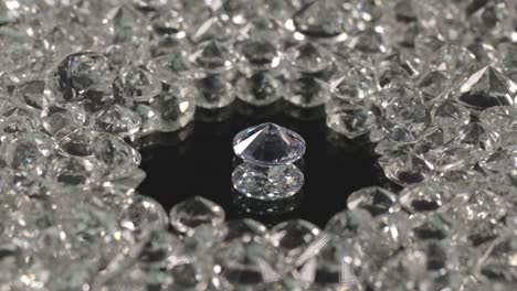 los diamantes blancos en el espejo están girando