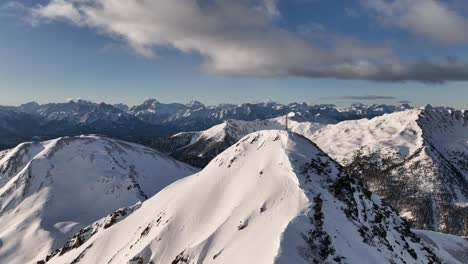 Berggipfel-Und-Blick-Auf-Die-Dolomiten