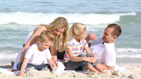 Familie-Spielt-Am-Strand