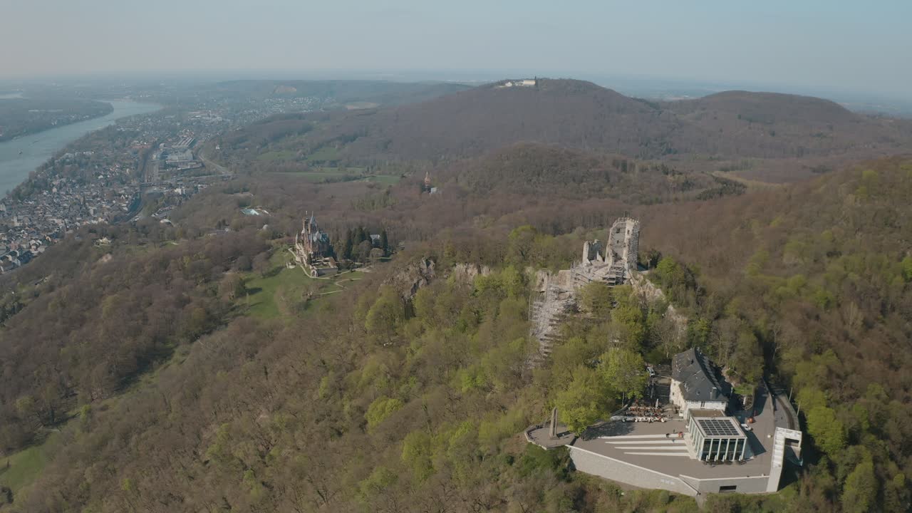 drone - toma aérea de los drachenfels con el castillo drachenburg y el río rhine siebengebirge cerca de bonn - königswinter
