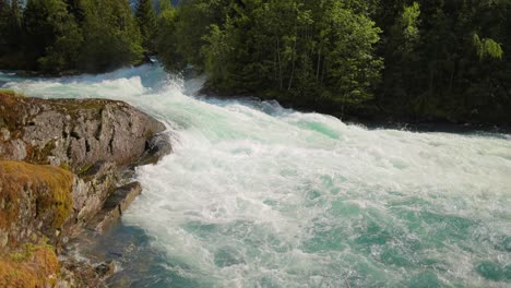 Gebirgsfluss-Schöne-Natur-Norwegen-Natürliche-Landschaft.-Der-Lovatnet-See-(auch-Loenvatnet)-Ist-Ein-See-In-Der-Gemeinde-Stryn-Im-Kreis-Vestland,-Norwegen.