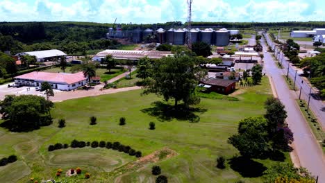 vista giratoria de drones establecimiento agrícola silos de granos centro de riego pivote