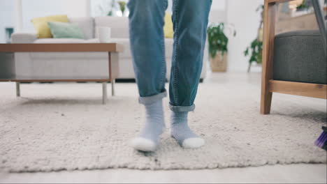 pies, baile y escoba con una persona de limpieza