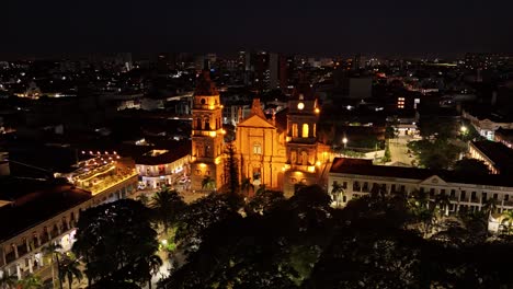 Hyperlapse-Drohnenaufnahme,-Stadt,-Hauptplatz,-Kathedrale,-Reise,-Himmel,-Santa-Cruz,-Bolivien