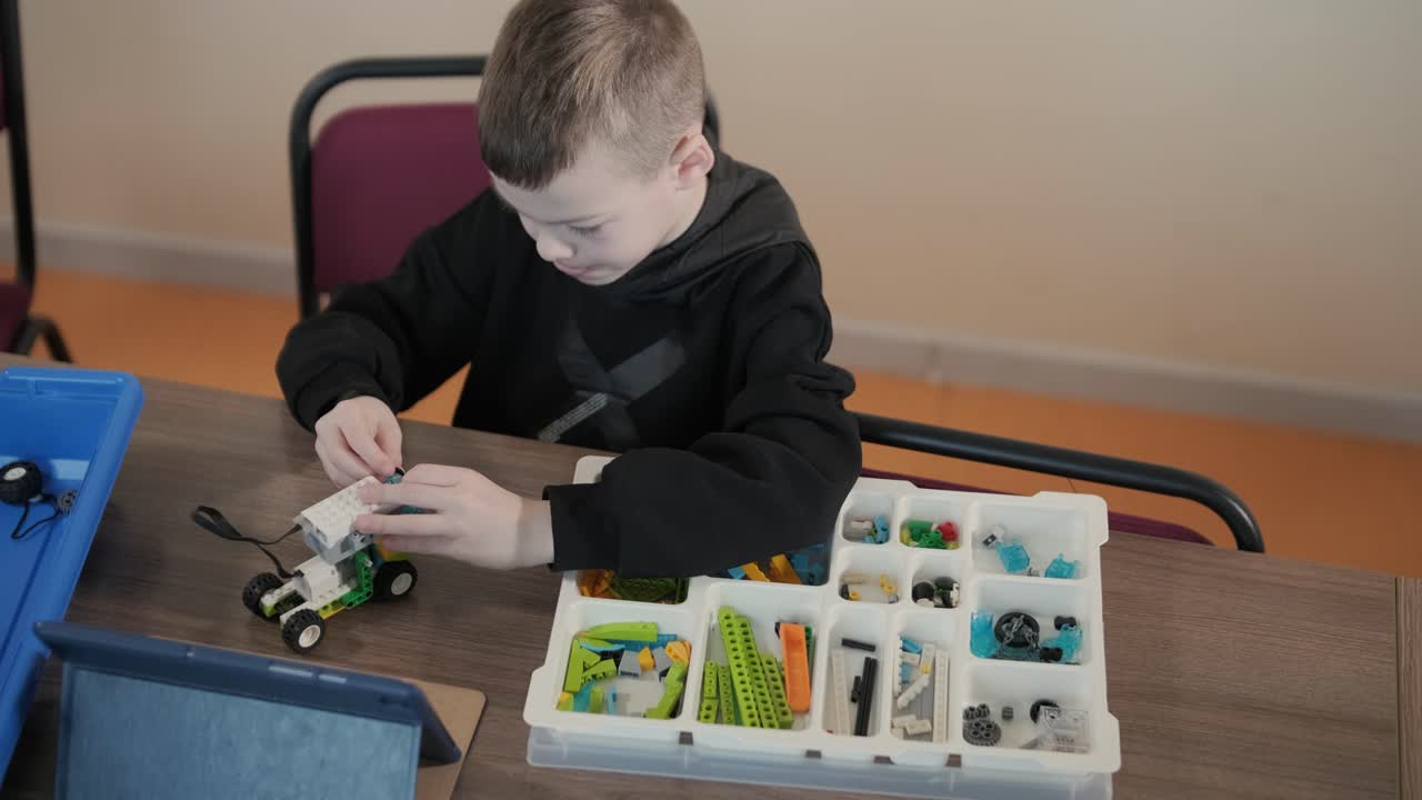 дети участвуют в учебных занятиях, собирают комплекты робототехники с фокусом и командной работой в классе